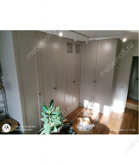 Угловой шкаф с отверстиями для вентиляции в одном из фасадов