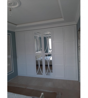 Шкаф встроенный трехсекционный в стиле прованс